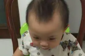 宝宝的神奇技能之舌头舔鼻子，只差一点点就能申请世界纪录了视频封面