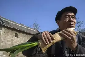在农村大葱不是佐料，是主菜和水果。为什么农村人离不开大葱蘸酱图片