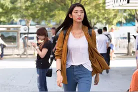 街拍：大长腿搭配牛仔裤，永远不过时图片