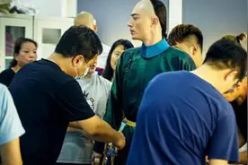 霍建华片场更衣获众人伺候 这皇上当得好气派！视频封面