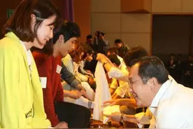 韩国多所大学在教师节开展“特殊的仪式”，老师为学生洗脚图片