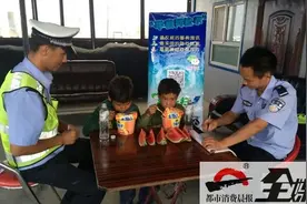 8岁哥哥带着7岁弟弟骑车找父母 半路车没电了心慌慌图片