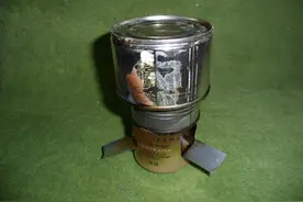 往金属罐子里放入碎布料，数小时后变成了野外最佳的引火物图片