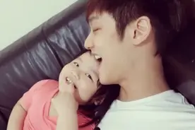 「最强小三」妮妮重出江湖！躺进爸怀抱又狂献吻已闪瞎图片
