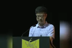 李嘉诚支助的大学举行开学典礼 教授讲话就是有水平视频封面