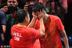 乒乓球男团勇夺三连冠 刘国梁猛亲张继科熊抱马龙“兽性大发”图片