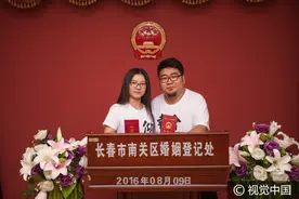 七夕新人领证穿“幸会”“久仰”情侣装，秀恩爱羡煞旁人图片