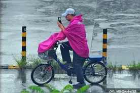 北京迎入秋后首场大雨，市民行色匆匆图片