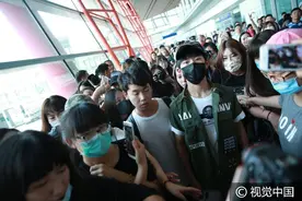 易烊千玺军绿style现身机场 遭粉丝围堵寸步难行图片