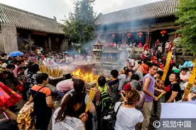 河南浚县：数万名民众为“泰山奶奶”庆生，席地而卧场面红火图片