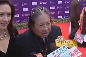 采访现场洪金宝被问范冰冰现场发飙，李晨一首青青草原送给大家视频封面