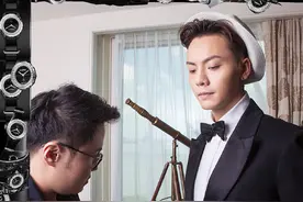 陈伟霆变身乖巧小王子但裤子拉链没拉上图片