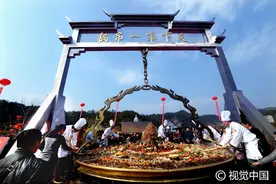 湖北罗田：“天下第一大吊锅”亮相 近万名“吃货”一饱口福图片