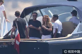 玛丽亚·凯莉在游艇上与老友叙旧 富豪男友驾快艇小试身手图片