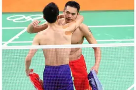 林丹、李宗伟赛后互换球图片