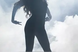 赛琳娜·戈麦斯穿标配“卡阴装”卖力开嗓 秀剪影S曲线婀娜身姿图片