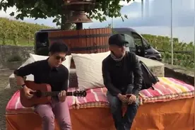 李健、吴秀波瑞士湖畔弹唱《贝加尔湖畔》，这也太帅了…………视频封面