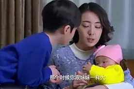 亲妈在帮妹妹喂奶，不料哥哥跑来问妈妈在干嘛，妈妈笑了视频封面