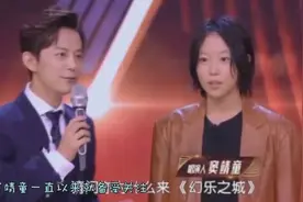窦靖童与妹妹同框现身，16岁窦佳嫄打扮新潮，姐姐的个性欣赏不来视频封面