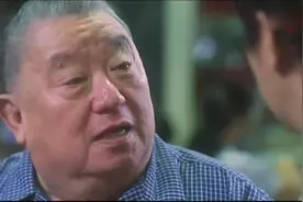 张家辉自称赌术胜过阿酷，没想到旁边阿伯说：你给阿酷提鞋都不配视频封面