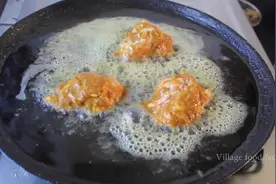 印度的油煎脑花，拌上料后油煎，煎的火候有点大，大家感受下！图片