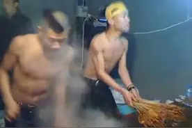 街边的火烧铁板鱿鱼，这小伙的舞姿比你家鱿鱼受欢迎啊图片
