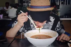 吴磊自曝大爱宁夏疙瘩汤，一次能吃一大盆配盘辣椒，三石弟弟豪爽图片