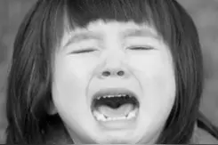 孩子，想哭就到我怀里哭图片