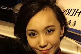古力娜扎姐姐穿制服自拍 高鼻梁尖下巴相貌神似妹妹图片