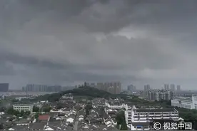 浙江绍兴：天空风起云涌，黑云压顶城欲摧图片