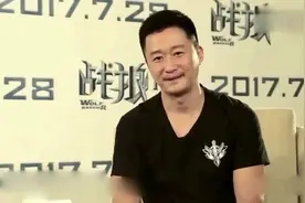 吴京独自背大包推行李 一身迷彩装充满硬汉气息视频封面