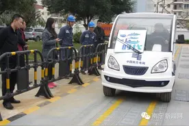 围观|南宁惊现国内首条电动汽车无线供电车道 车能边开边充电图片