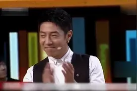 辽宁舰自光环进港，来访人士登舰后激动不已，美女回忆感动落泪！视频封面