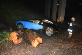 富二代雨夜驾驶豪车飙车，价值千万布加迪冲下天桥被吊走图片