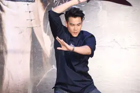 呆萌可爱的“唐钰小宝”，如今的帅气型男彭于晏图片