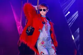 李宇春北京演唱会挑战钢管舞，不一样的热辣！图片