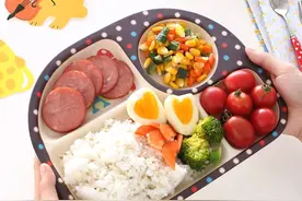 育儿辅食问答Q5：辅食吃完多久再给奶？吃多少可以不用再喝奶？图片
