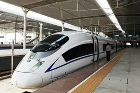 实拍京沪高铁济南西站动车进站，停车精准到位、米秒不差！视频封面