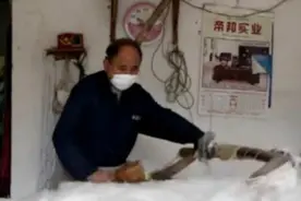 实拍老师傅弹棉花 感叹技术要失传了图片