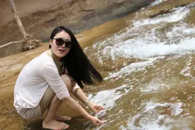 偶遇美女在溪边戏水，心情不错！图片