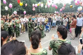 军训期间被求爱，浪漫满校园！图片
