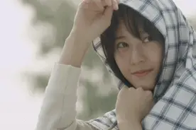 搞笑gif图：​妹纸好可爱，你喜欢她长发还是短发？图片