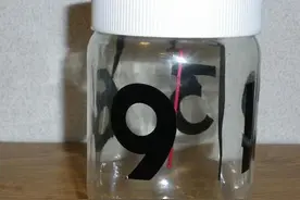 在玻璃罐的表面贴上几个数字，它能让我们变得更加守时图片