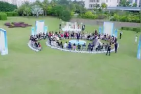 婚礼上，新娘前男友现场演唱他们曾经的歌，感动哭了这对新人！视频封面