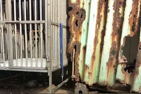 大热天“黑狗被关在铁笼内”挣扎跳出求生，一个令人心痛的事实图片
