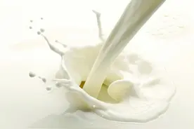 给孩子喝牛奶的注意了，不要孩子乱喝，看看配方再说吧！图片