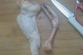 教您鸡翅包饭中鸡翅如何剔除骨头图片