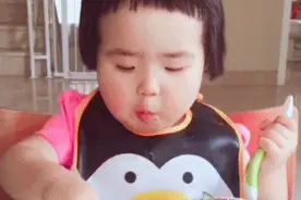 她是最小的吃货网红，不到两岁俘获百万粉丝图片