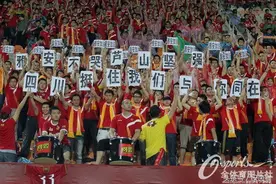 满满的都是爱，看中国球迷们在赛场上打出的横幅图片