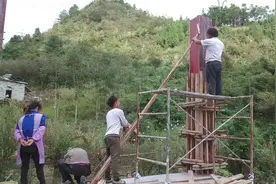 农村自建房，农民工师傅，用这个办法施工架柱子，简单又方便视频封面